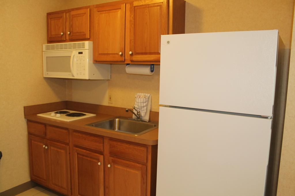 Days Inn & Suites By Wyndham Bridgeport - Clarksburg Room photo