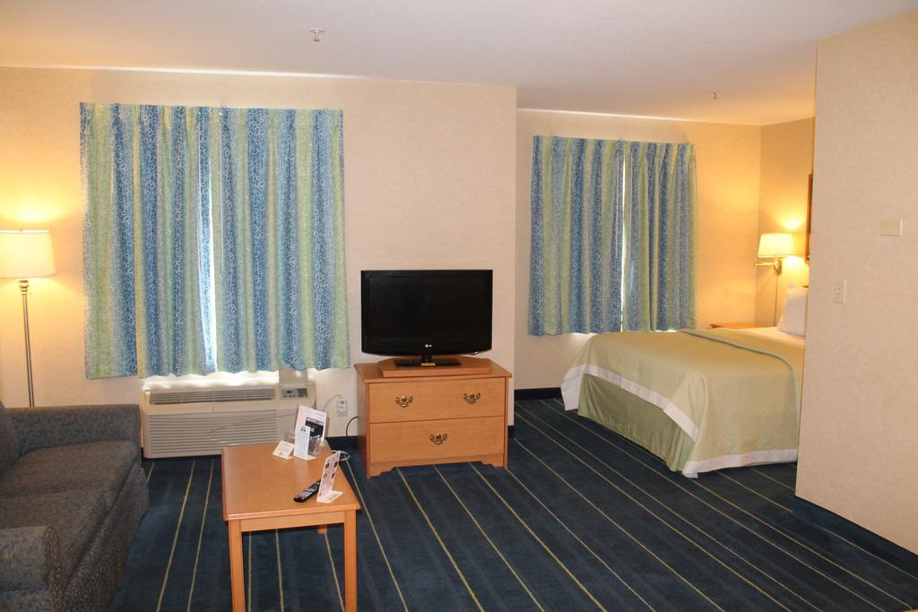 Days Inn & Suites By Wyndham Bridgeport - Clarksburg Room photo