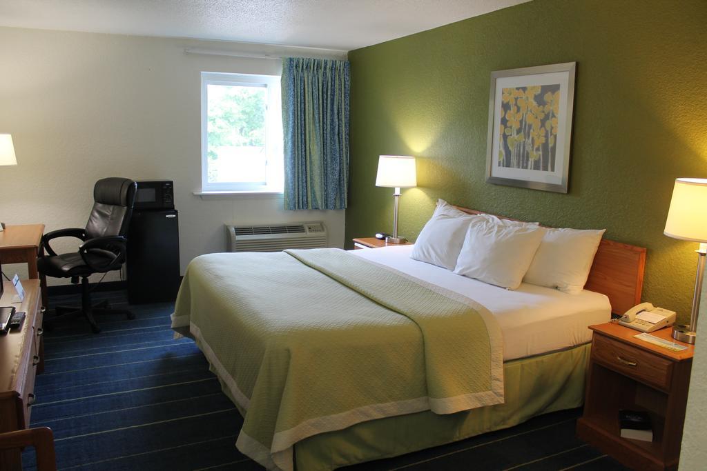 Days Inn & Suites By Wyndham Bridgeport - Clarksburg Room photo