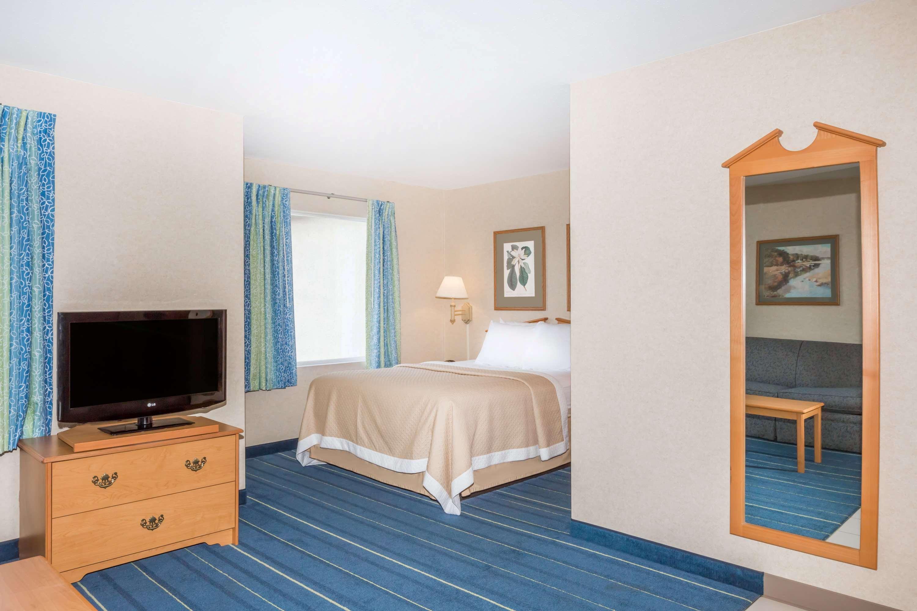 Days Inn & Suites By Wyndham Bridgeport - Clarksburg Exterior photo