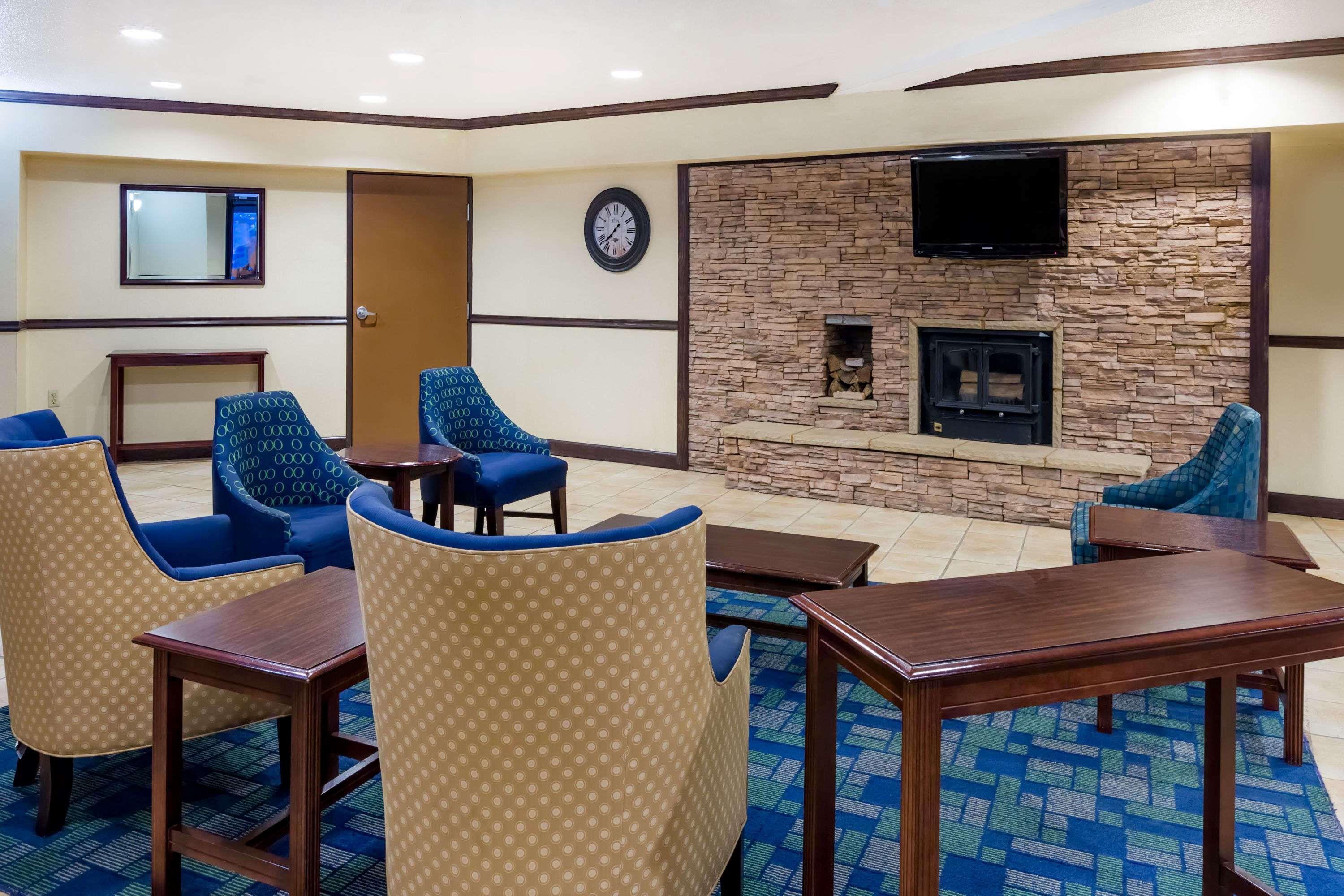 Days Inn & Suites By Wyndham Bridgeport - Clarksburg Exterior photo