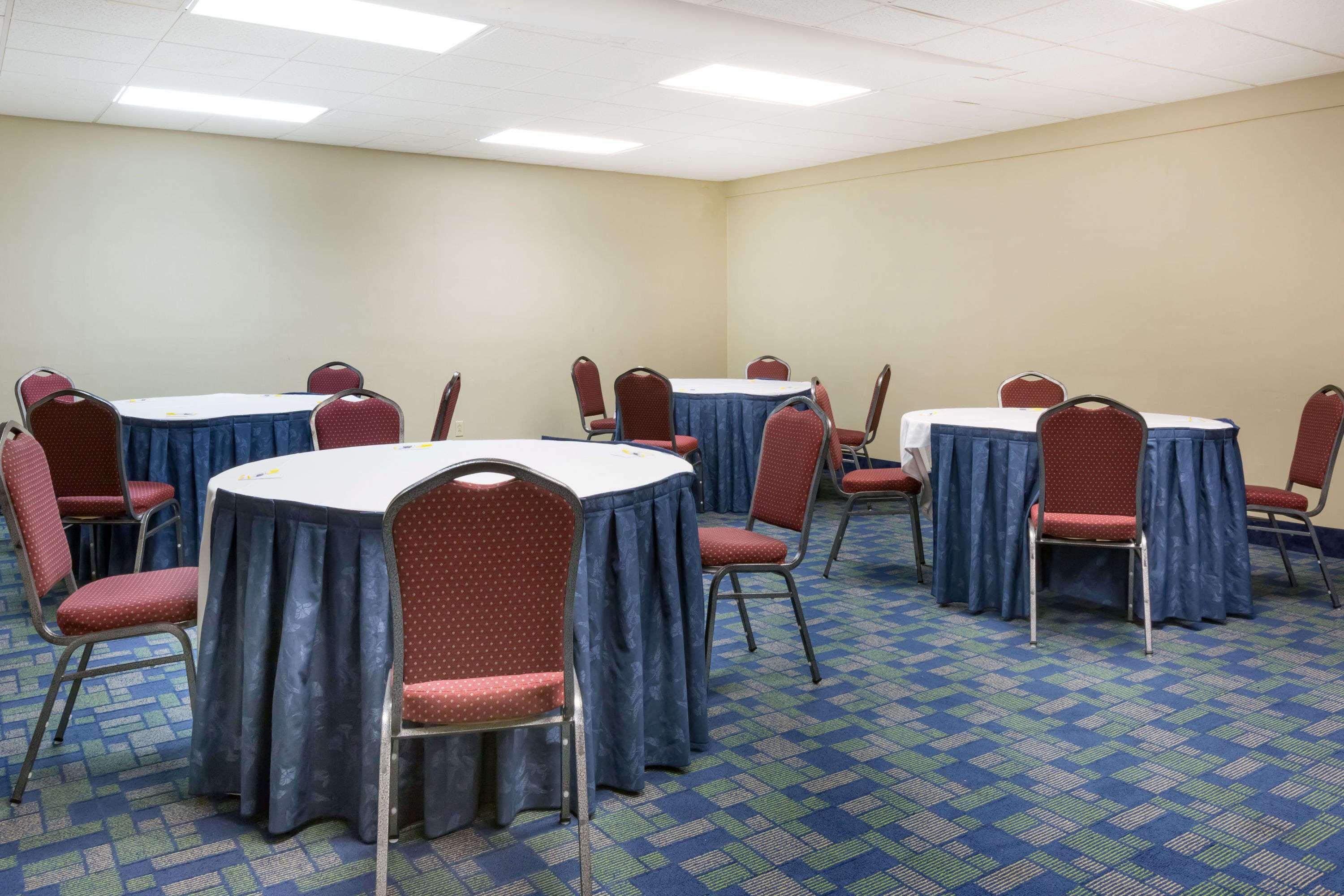 Days Inn & Suites By Wyndham Bridgeport - Clarksburg Exterior photo