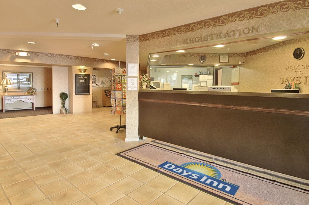 Days Inn & Suites By Wyndham Bridgeport - Clarksburg Exterior photo