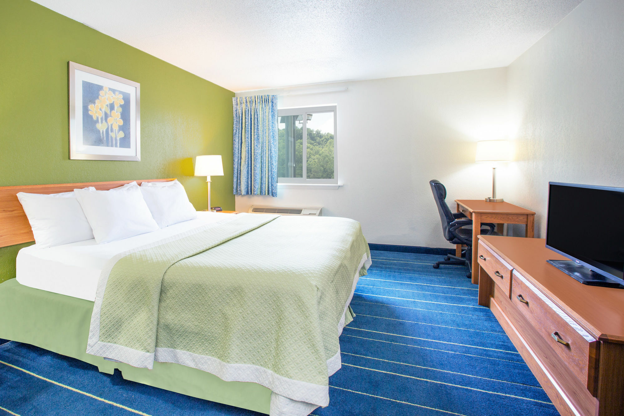 Days Inn & Suites By Wyndham Bridgeport - Clarksburg Exterior photo