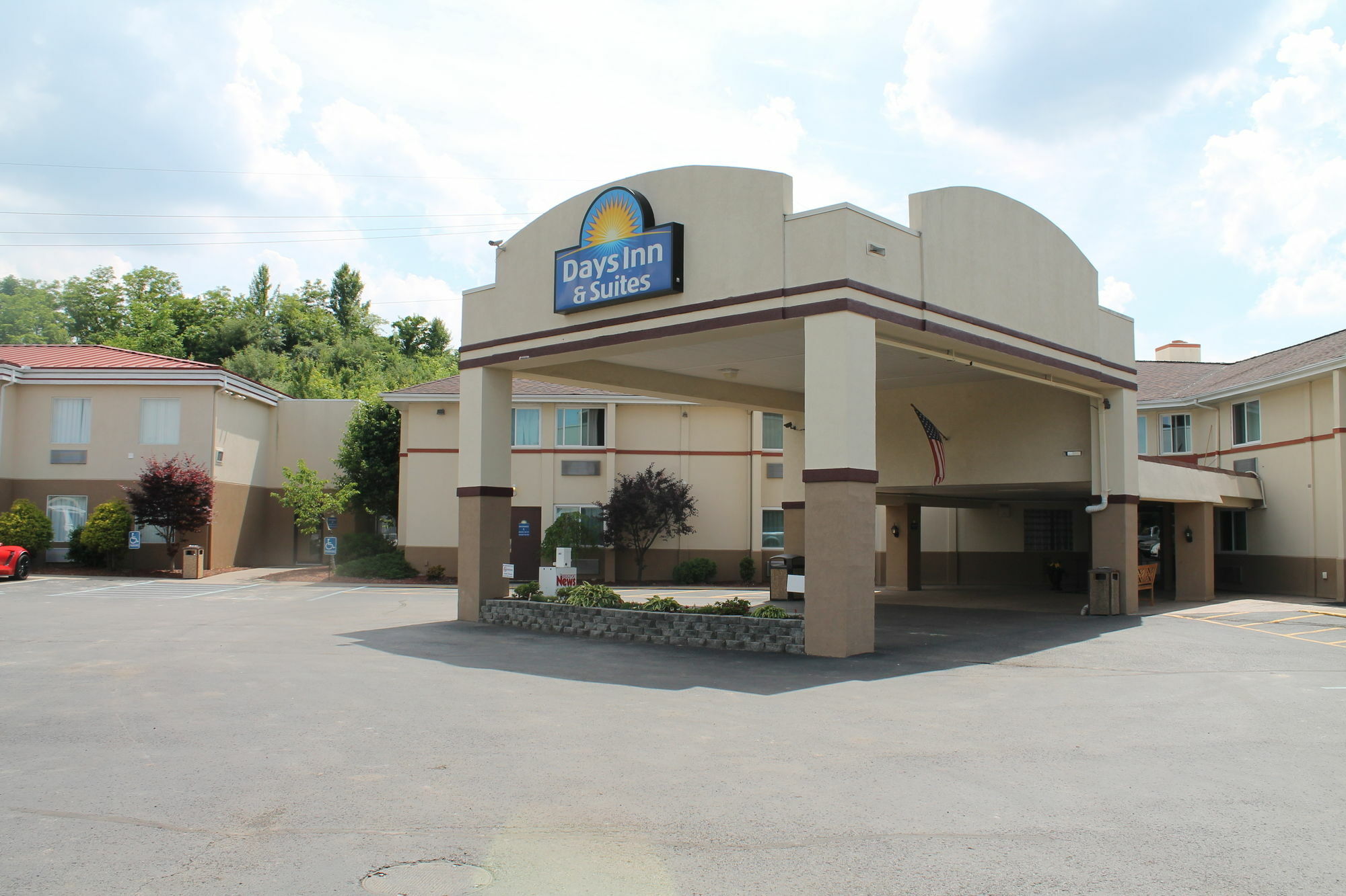 Days Inn & Suites By Wyndham Bridgeport - Clarksburg Exterior photo