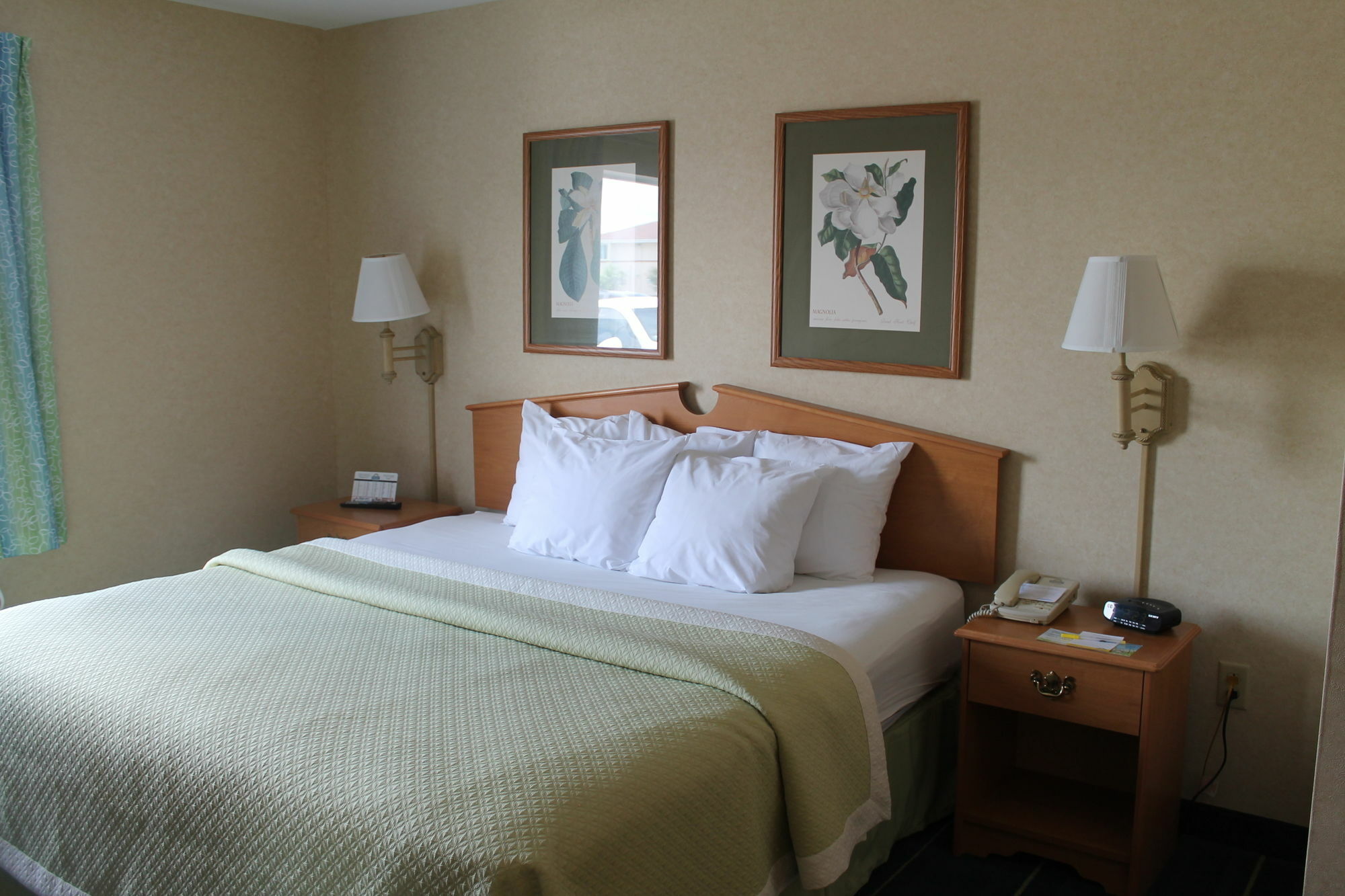 Days Inn & Suites By Wyndham Bridgeport - Clarksburg Exterior photo